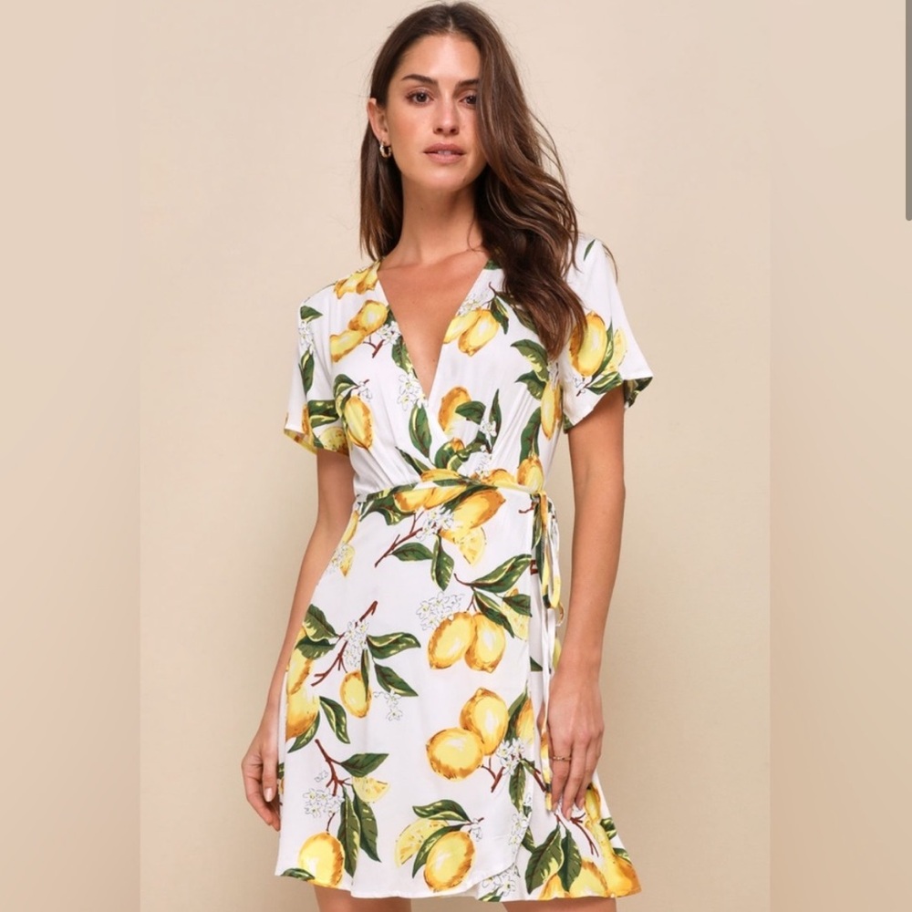 ✨NWOT✨Lulus Lemon Print Wrap Dress